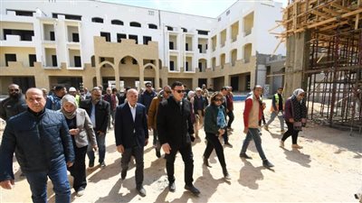 وزير الإسكان ومحافظ القاهرة يتفقدان مشروع حدائق 