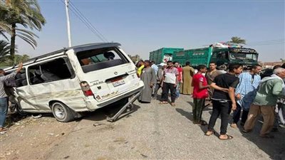 مصرع 5 أشخاص وإصابة 2 فى حادث تصادم سيارة ميكروباص وتروسيكل بأسيوط