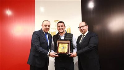 شاب صيني من متحدي الإعاقة يكرّم البطل الأولمبي أحمد أسامة الجندي برسم تذكاري