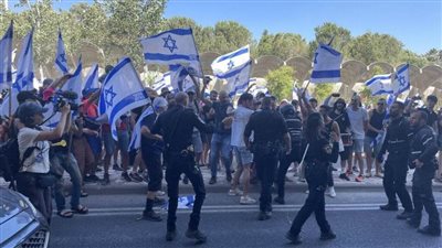 الشرطة الإسرائيلية تعتقل متظاهرين أغلقوا طرقا في محيط الكنيست احتجاجا على سياسات الحكومة