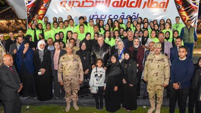 الفريق أحمد خالد يشارك العاملين بالجهات التنفيذية والخدمية بالإسكندرية في مائدة إفطار جماعي 