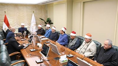 وزير الأوقاف يتابع خطة المساجد وصلاة عيد الفطر