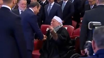 بالفيديو| الرئيس السيسي يرحب بالدكتور أحمد عمر هاشم في احتفالية ليلة القدر
