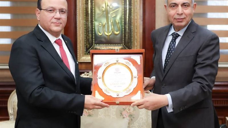 محافظ المنيا خلال