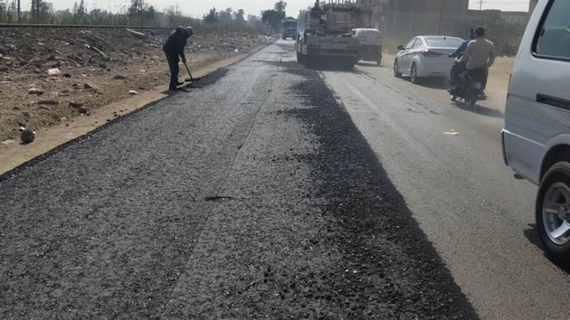 جانب من رصف الطريق