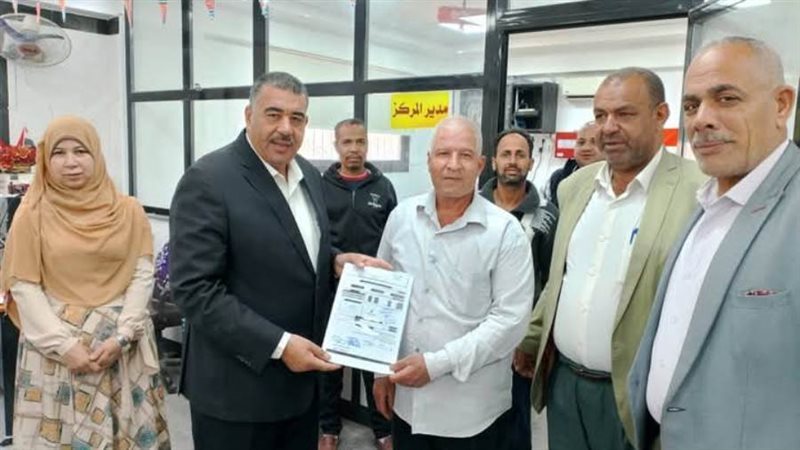 تسليم النماذج للمواطنين