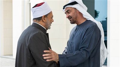 رئيس الإمارات يجري اتصالًا هاتفيًّا بشيخ الأزهر للاطمئنان على صحته