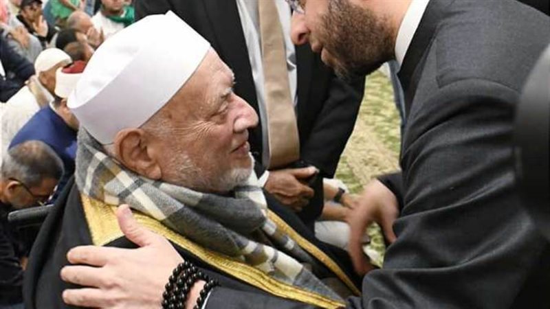 وزير الأوقاف يصافح