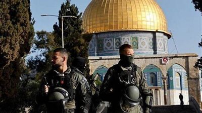 الاحتلال يبعد صحفيين وشابا عن المسجد الأقصى