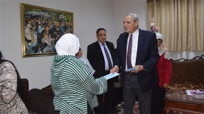 بالصور.. محافظ الغربية يشارك الأيتام فرحة العيد ويوزع عليهم الهدايا