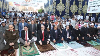 محافظ بني سويف يؤدي صلاة عيد الفطر بساحة مسجد عمر بن عبدالعزيز