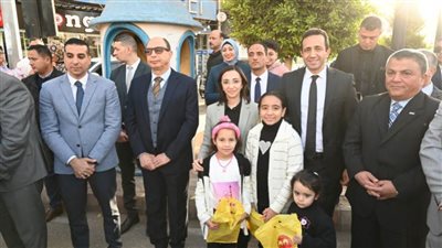 وسط أجواء من الفرح والمحبة.. محافظ البحيرة ومدير الأمن يستقبلون  المصلين 