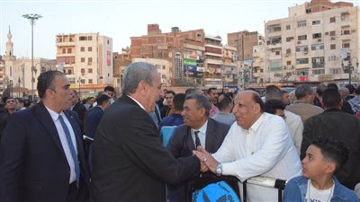 بالصور.. محافظ الغربية يؤدى صلاة عيد الفطر مع ألاف المواطنين بمسجد السيد البدوى