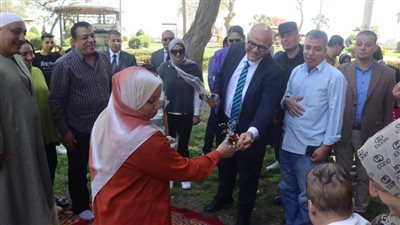 محافظ القليوبية يشارك فرحة المواطنين بعيد الفطر في حدائق القناطر الخيرية