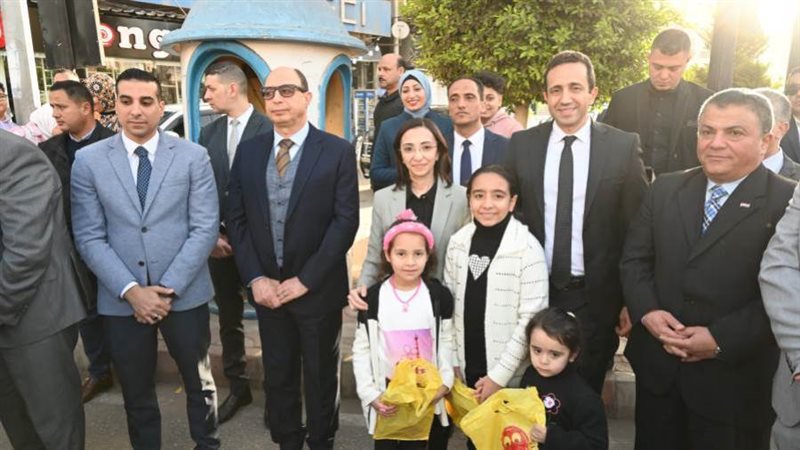 تقديم الهدايا للأطفال