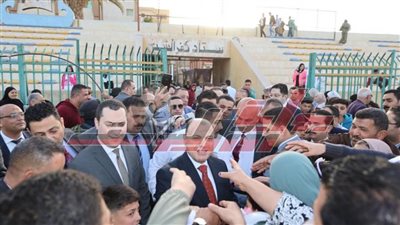 توزيع الوروّد والهدايا وكروت تهنئة فخامة الرئيس على المارة احتفالًا بعيد الفطر