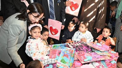 وسط أجواء من البهجة والسعادة.. عازر تشارك نزلاء دور رعاية الأيتام وكبار السن فرحة العيد