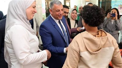 محافظ الإسماعيلية يحتفل بالعيد مع أبناء دار الرحمة لرعاية الفتيات والحضانة الإيوائية 