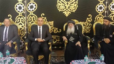 بكرمة مار مرقس .. رئيس جامعة دمنهور يقدم العزاء وفاة الأنبا باخوميوس