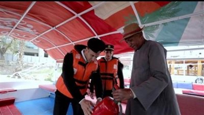 بمناسبة عيد الفطر المبارك.. رجال الشرطة يواصلون مشاركة المواطنين الاحتفال بالعيد وتوزيع الهدايا عليهم