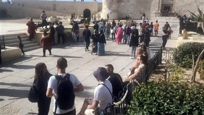 إقبال كبير على زيارة قلعة قايتباي بالإسكندرية وسط عروض الصوت والضوء 