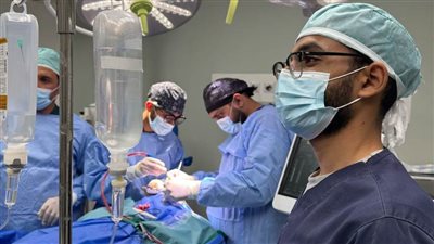 مستشفي الطوارئ بسوهاج تنجح فى إنقاذ شاب عقب سقوطه من قمة جبل تبعد ٤٠٠ متر من سطح الأرض