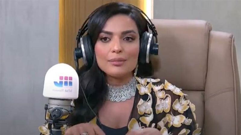 المذيعة هدير عبد