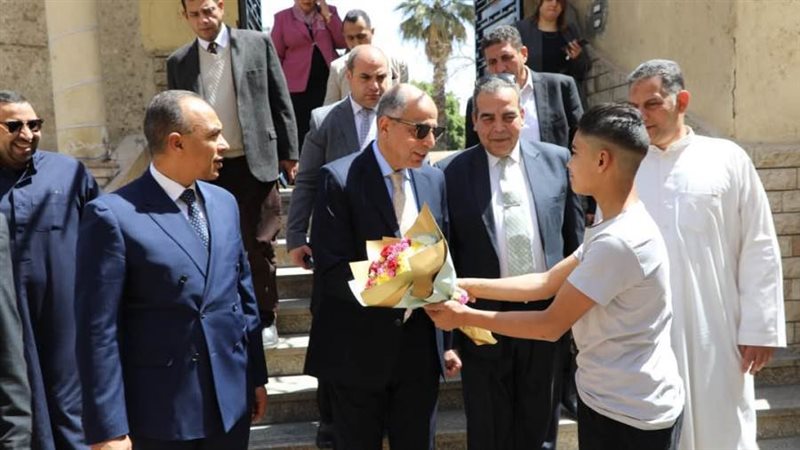 محافظ المنيا خلال