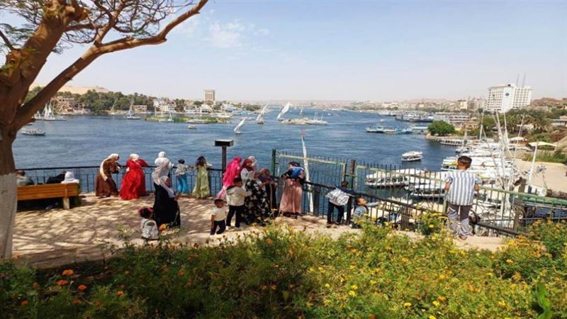 توافد المواطنين على