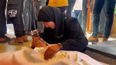 خان يونس: والدة الشهيدة رغدة أبو عمرة تبكيها