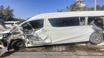 قطار يدهس ميكروباص سياحيا بمزلقان كيما في أسوان