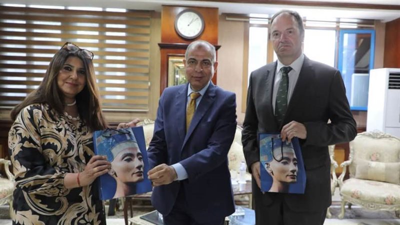 محافظ المنيا يستقبل