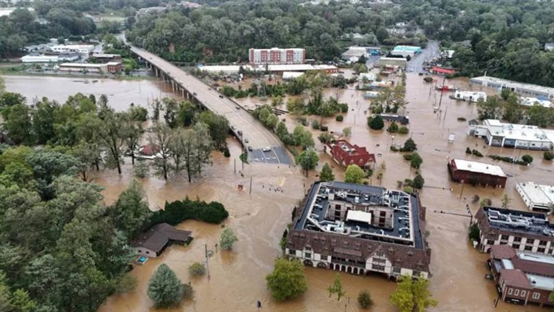 فيضانات وأعاصير عاتية