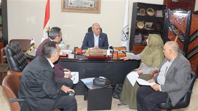 اجتماع لجنة متابعة مشروعات الصرف الزراعي المُغطى وصيانة المجاري المائية ببني سويف