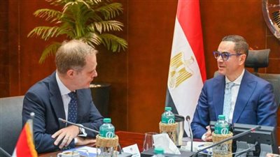وزير الاستثمار والتجارة الخارجية يلتقي السفير البريطاني بالقاهرة