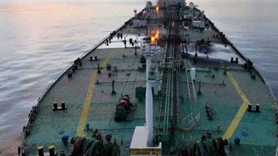 الحوثيون يعلنون استهداف تل أبيب ومدمرتين أمريكيتين في البحر الأحمر