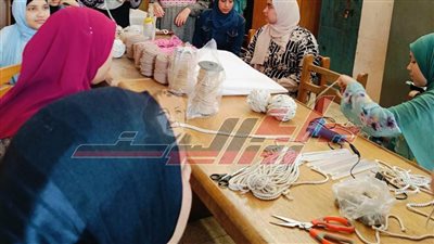 تدريب الفتيات على فنون المكرمية ضمن برامج أندية المرأة بشباب كفر الشيخ