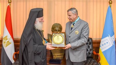 محافظ الإسكندرية يتسلم «وسام القائد من رتبة أسد الرسول مرقس»