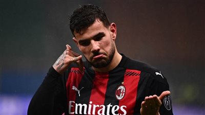 ميلان يسعى لبيع ثيو هيرنانديز وفيكايو توموري الصيف المقبل