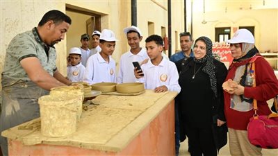 أطفال المحافظات الحدودية في زيارة لمركز الحرف اليدوية بالوادي الجديد 
