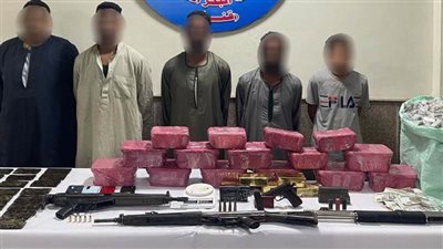 مصرع عنصرين إجراميين وضبط 5 من العناصر الجنائية شديدة الخطورة من تجار المخدرات 