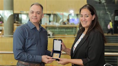 رئيس هيئة الأركان البحرية اليوناني في زيارة لمكتبة الإسكندرية