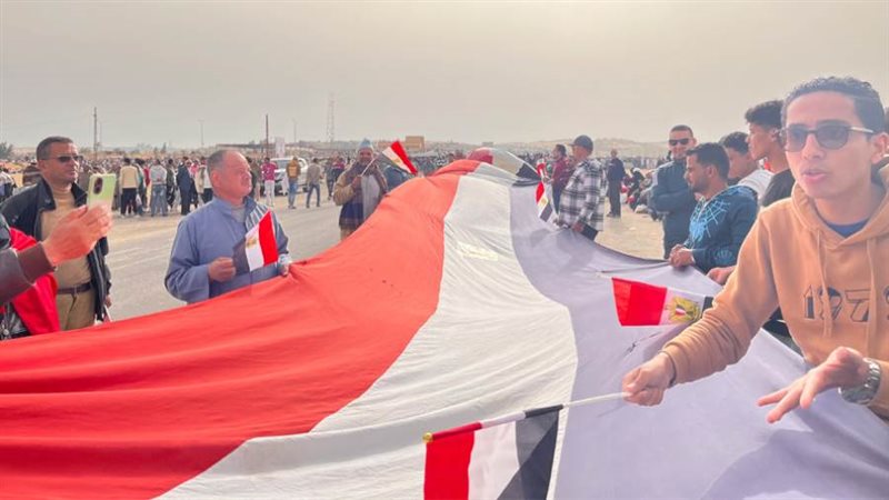 احتشاد المصريين أمام