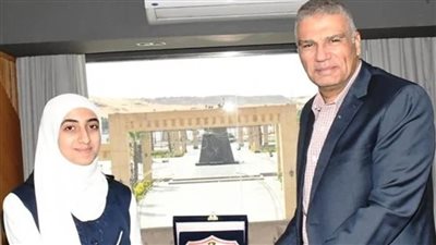 محافظ أسوان يكرم الطالبة 