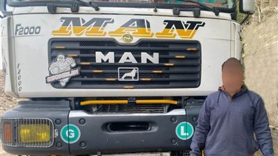 تفاصيل تداول فيديو بقيام قائد سيارة نقل محملة بالأحجار بالسير برعونة دون غطاء للحمولة بالقاهرة