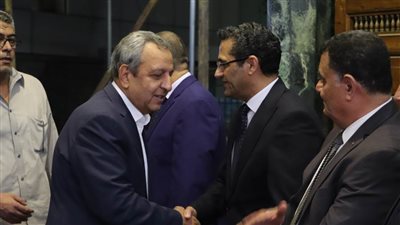 شخصيات عامة وسياسيين يقدمون واجب العزاء في شقيقة نقيب الصحفيين