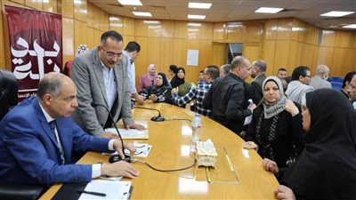 محافظ المنيا يوجه بسرعة توصيل الغاز لقرية ادقاق المسك والصرف الصحي لقريتى ابوان وكوم مطاي  