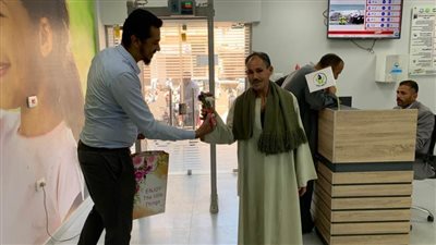 احتفالا بعيد سوهاج القومي.. شركة المياه تستقبل عملاءها بمراكز خدمة العملاء بالأعلام والورود