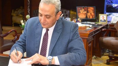 بالصور.. محافظ الغربية يعتمد التعريفة الجديدة لوسائل النقل