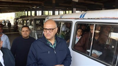 محافظ القليوبية يتفقد محطات التموين ومواقف السيارات العمومية ببنها وشبرا الخيمة